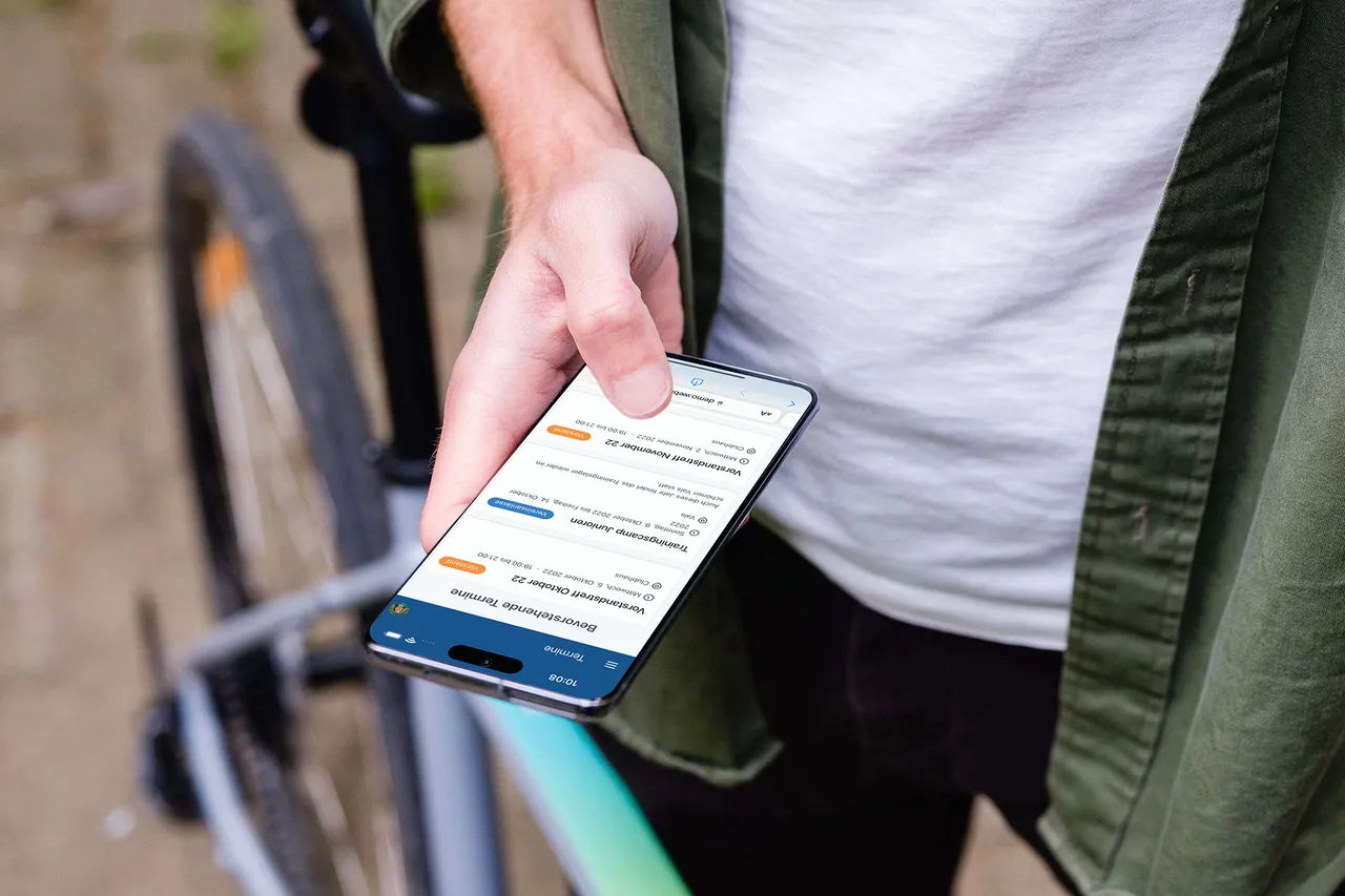 Ein Vereinsmitglied bedient das Mitgliederportal von Webling auf dem Smartphone.