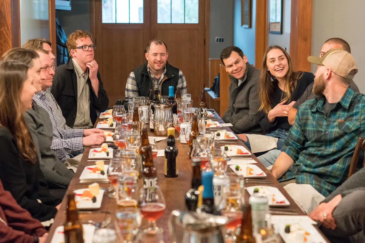 Abend im Verein. Menschen, die gemeinsam ein Essen geniessen.